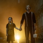 怪奇魔塵事件電影圖片 - Mads_Mikkelsen_and_Sophie_Sloan_in_Dust_Bunny_Courtesy_of_Roadside_Attractions_1767064376.jpg